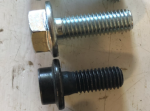 Yamaha OEM-pultit moottorin kiinnikkeelle.